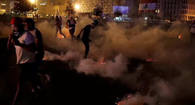 الشرطة اللبنانية تطلق الغاز المسيل للدموع لتفريق محتجين بوسط بيروت