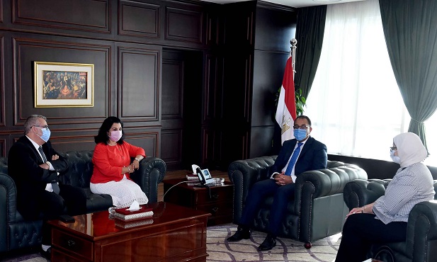 بالصور.. خلال لقائه بهما.. مدبولي يشكر جون جبور ممثل منظمة الصحة العالمية في القاهرة بعد انتهاء فترته ويتمنى التوفيق لـ”نعيمة القصير”