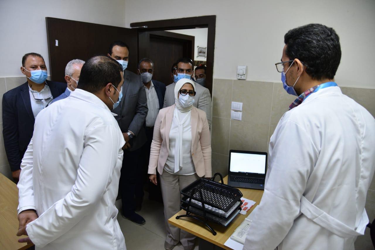 بالصور.. خلال تفقدها مستشفى أرمنت بالأقصر.. وزيرة الصحة توجه باستحداث وحدة قسطرة مخية داخل المستشفى