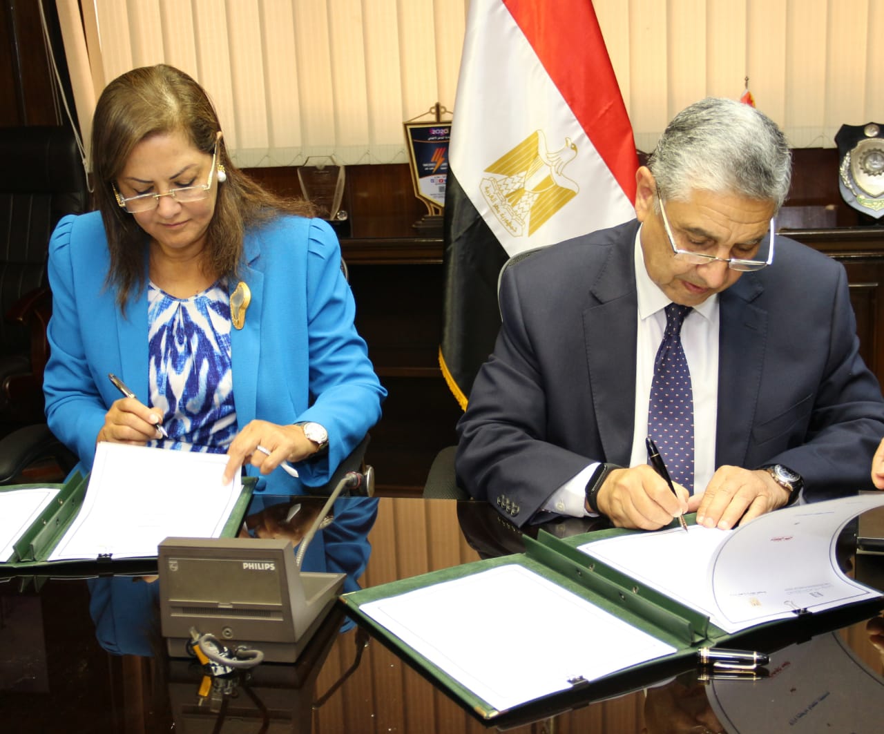 بالصور.. وزيرا الكهرباء والتخطيط يوقعان بروتوكول تعاون للاستفادة من المشروعات والأصول المملوكة