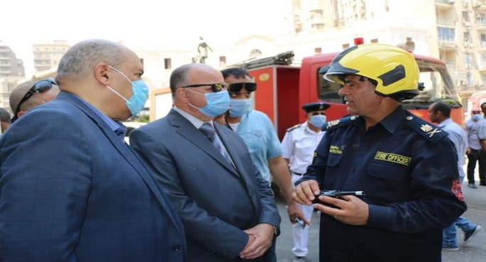 بالصور .. محافظ القاهرة: لجنة هندسية لفحص العقارات المجاورة لعقار قصر النيل المنهار