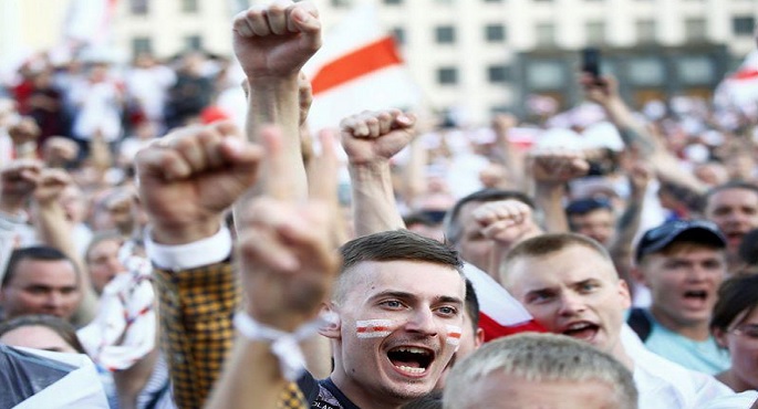 محتجون يتدفقون على شوارع عاصمة روسيا البيضاء بعد عرض روسيا مساعدة عسكرية