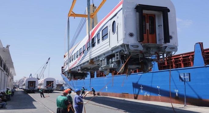 بالصور..  وصول دفعة جديدة من عربات ركاب السكك الحديدية بإجمالي 13 عربة إلى ميناء الإسكندرية