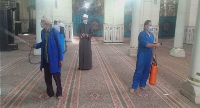بالصور.. الأوقاف تواصل جهودها في نظافة وتعقيم المساجد ووضع علامات التباعد استعدادا لعودة صلاة الجمعة