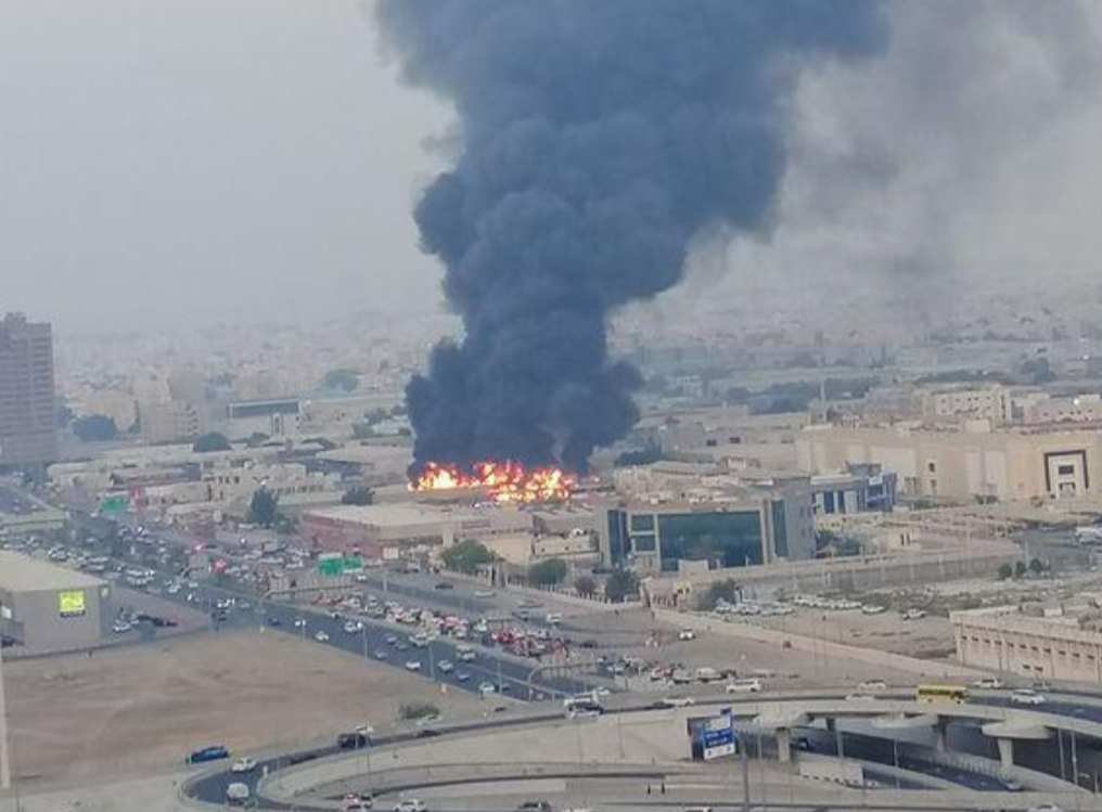 السيطرة على حريق في السوق الشعبي بإمارة عجمان في الإمارات