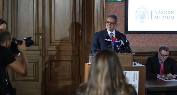بالصور..  وزير الآثار يتفقد معرض “ملوك الشمس” بالتشيك ويشيد بأساليب التقنية الحديثة