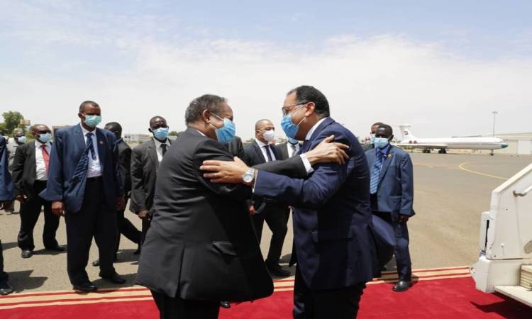 رئيس وزراء السودان يستقبل رئيس مجلس الوزراء لدى وصوله مطار الخرطوم