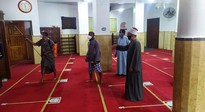 بالصور.. الأوقاف: حملة نظافة وتعقيم واسعة بالمساجد استعدادًا لعودة صلاة الجمعة