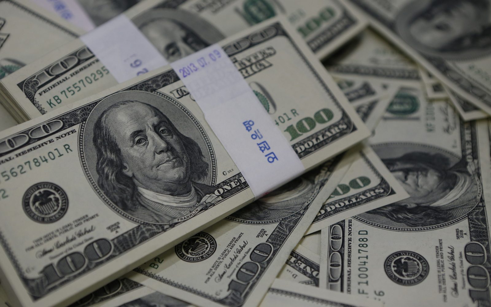 الدولار يصعد من أقل مستوى في عامين بعد توقعات المركزي الأمريكي