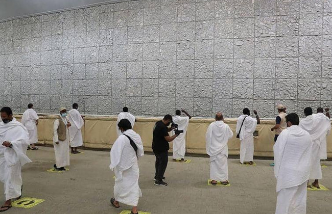 ضيوف الرحمن يشرعون في رمي الجمرات بأول أيام التشريق