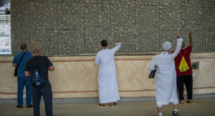 حجاج بيت الله الحرام يكملون رمي الجمرات الثلاث لليوم الأول من أيام التشريق