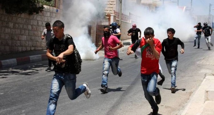 قوات الاحتلال الإسرائيلي تطلق قنابل الصوت والغاز المسيل للدموع صوب الفلسطينيين وسط الخليل