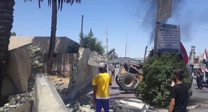 محتجون غاضبون يهدمون مقار أحزاب موالية لإيران فى الناصرية جنوب العراق