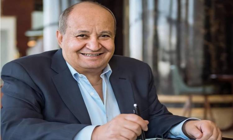 مهرجان القاهرة السينمائي يكرم وحيد حامد بجائزة الهرم الذهبي التقديرية لإنجاز العمر
