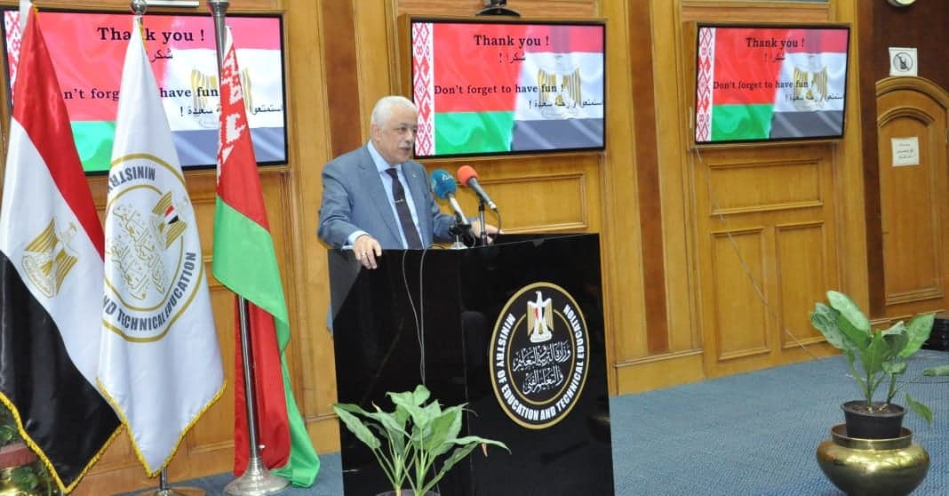 بالصور .. وزير التعليم يلتقي بالطلاب أبناء شهداء الشرطة والقوات المسلحة المسافرين إلى بيلاروسيا