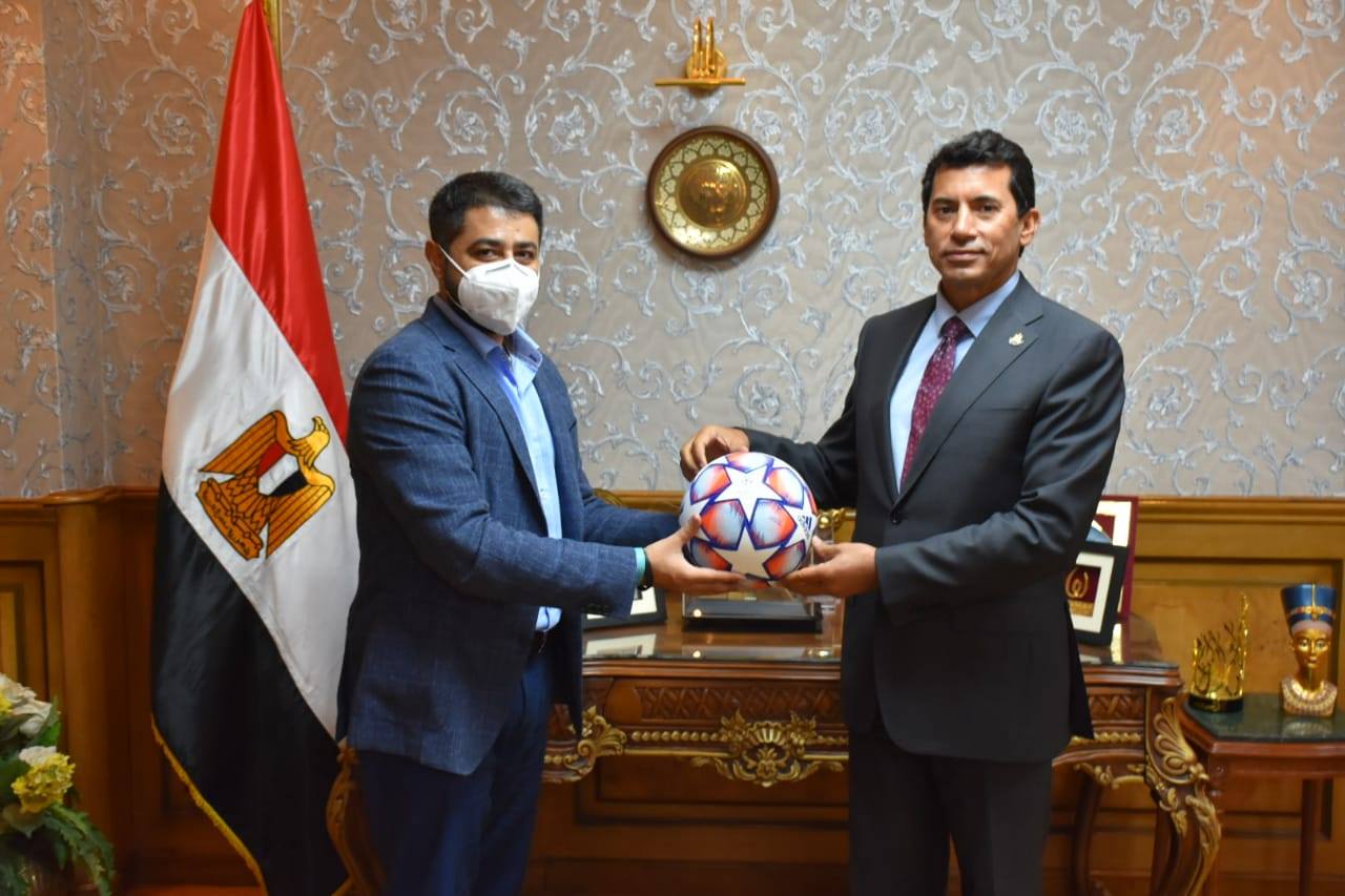 وزير الرياضة يلتقي مسئولو ” forward ” لصناعة الكرات لبحث الشراكة مع مصنع النجيل الصناعي