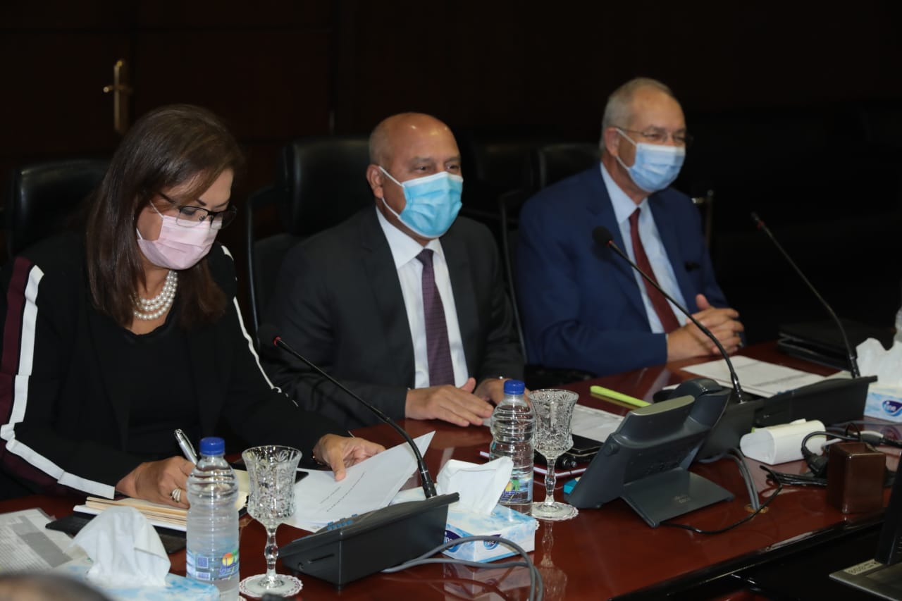 بالصور..وزيرا النقل والتخطيط يتابعان آليات توطين صناعة الوحدات المتحركة للسكك الحديدية في مصر