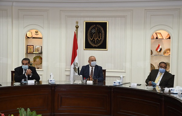 بالصور .. وزير الإسكان يلتقى مسئولى شركات المقاولات المُنفذة لمشروع الحدائق المركزية بالعاصمة الإدارية
