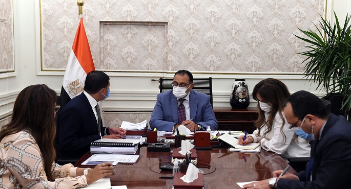 بالصور.. رئيس الوزراء يتابع مع الرئيس التنفيذي للهيئة العامة للاستثمار والمناطق الحرة نتائج جولته بالصعيد
