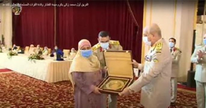 بالصور.. وزير الدفاع يكرم قادة القوات المسلحة المحالين للتقاعد وسيدة القطار