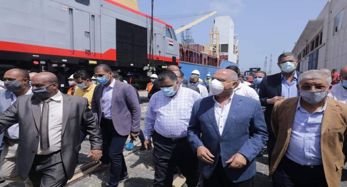 بالصور .. وزير النقل يستقبل الدفعة الخامسة من جرارات السكة الحديدة الجديدة