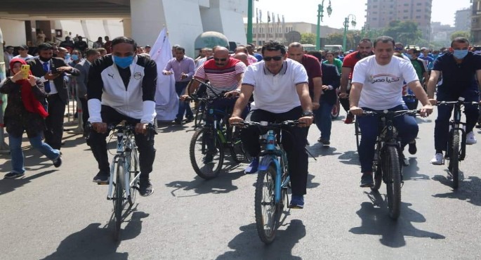 بالصور .. وزير الرياضة ومحافظ أسيوط يقودان ماراثون للدراجات