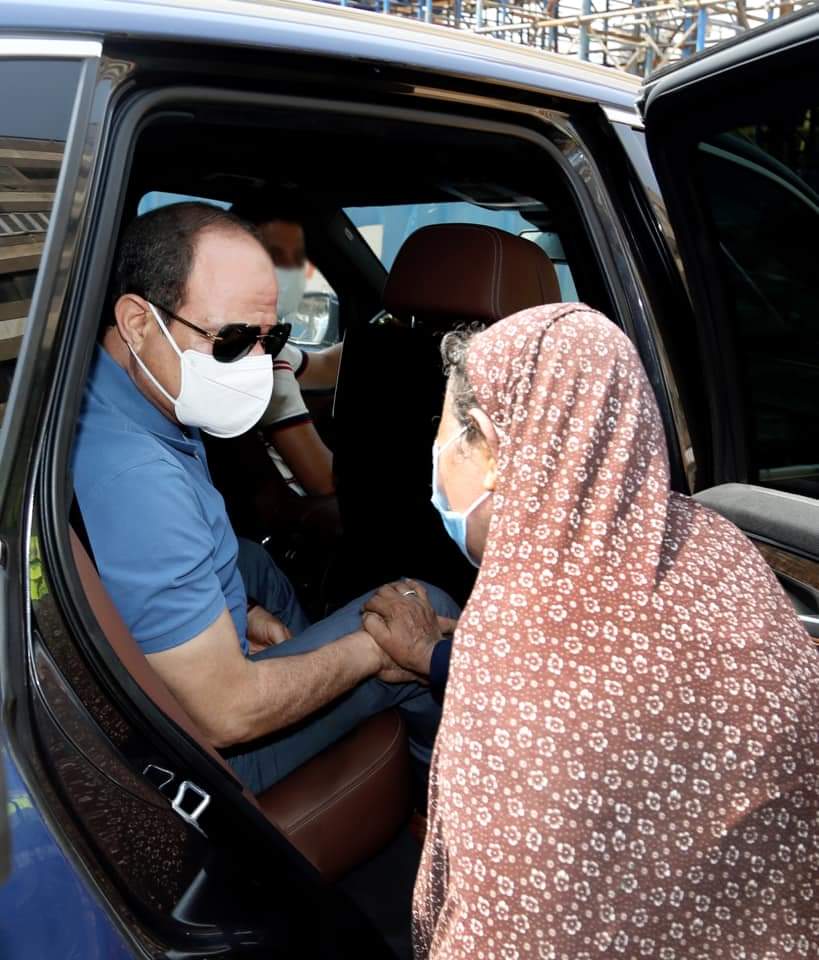 بالفيديو.. الرئيس السيسي يوجه بعلاج سيدة مسنة أثناء تفقد مشروعات شرق القاهرة