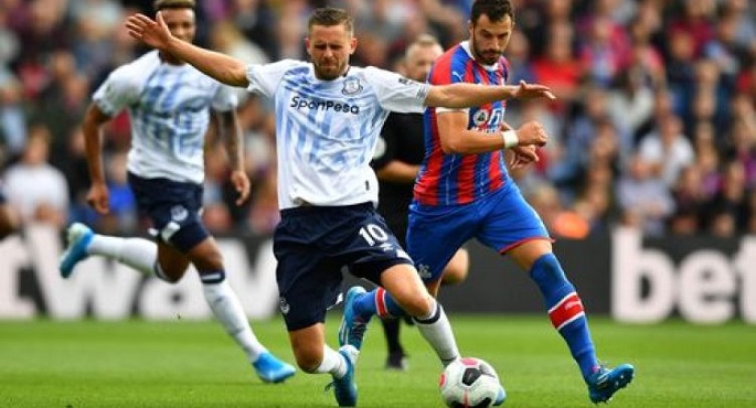 إيفرتون يفوز على كريستال بالاس 2-1 بالدوري الإنجليزي