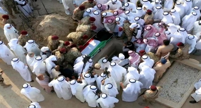 بالفيديو.. جثمان أمير الكويت الراحل الشيخ صباح الأحمد يواري الثرى بمقابر أسرة آل الصباح