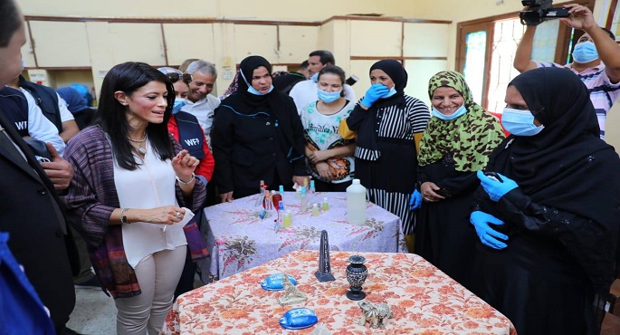 بالصور..خلال تفقدها مدرسة الفتاتيح بالأقصر..وزيرة التعاون الدولي: المدارس الذكية بصعيد مصر نموذج للتعاون مع شركاء التنمية