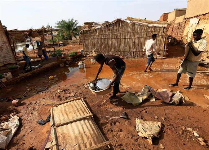 بالصور .. السودان يواجه الفيضان الأسوأ منذ أكثر من مائة عام .. ومنظمات الإغاثة تبدأ توزيع المساعدات على المتضررين