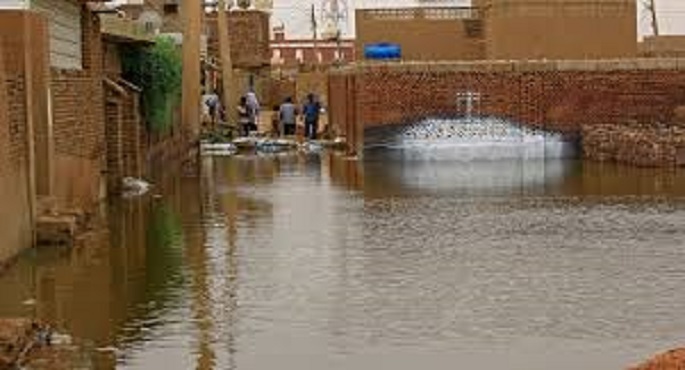 جيش السودان يدفع بآليات ثقيلة لمنع توسع الفيضانات التي طالت 6 ولايات وشردت الآلاف