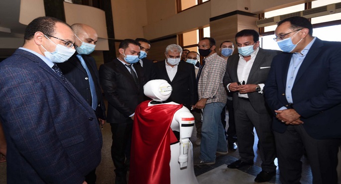 بالصور .. رئيس الوزراء يستهل جولته بكفر الشيخ باستعراض نماذج روبوتات بكلية الذكاء الاصطناعى