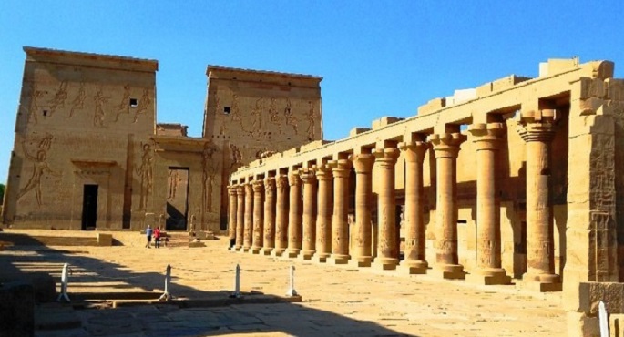وفد وزارة السياحة والآثار يتفقد عددًا من المناطق الأثرية بأسوان