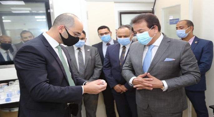 بالصور.. وزير التعليم العالي يتفقد “إيفا فارما” للأدوية ويطلع على مشروع تصنيع المواد الخام لمكافحة كورونا