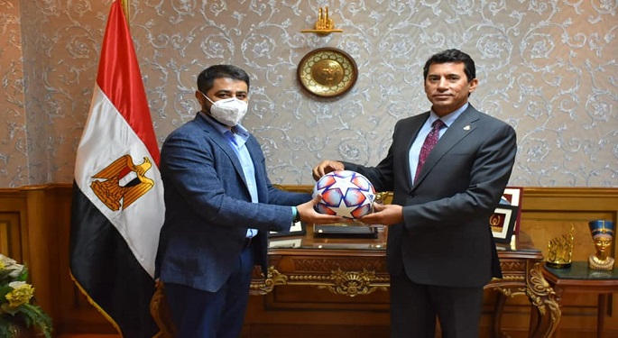 بالصور.. وزير الرياضة يبحث مع شركة باكستانية لصناعة الكرات سبل الشراكة مع مصنع النجيل الصناعي