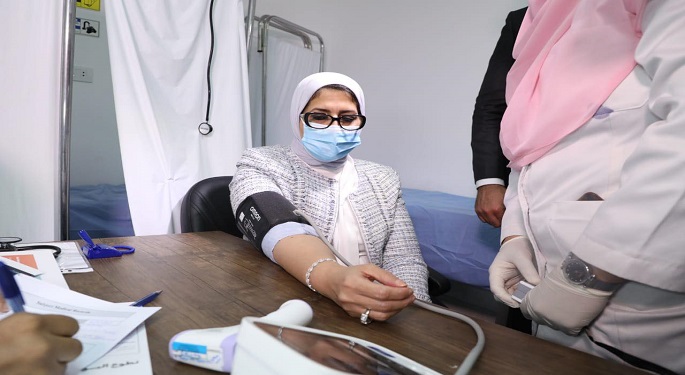 بالصور.. وزيرة الصحة تشارك في التجارب الإكلينيكية في مرحلتها الثالثة للقاح فيروس كورونا