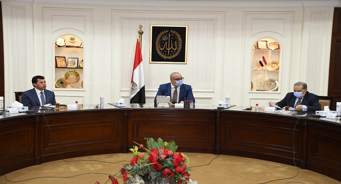 بالصور.. وزراء الإسكان والشباب والرياضة والإنتاج الحربي يستعرضون إمكانية استخدام النجيل الصناعى بالمدن الجديدة