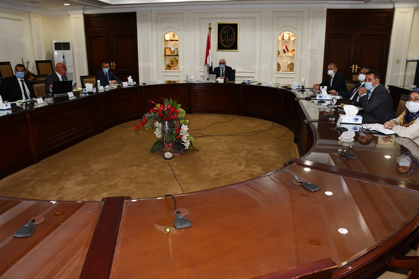 وزير الإسكان يناقش تطوير عدد من المناطق غير المخططة بمحافظتي القاهرة والجيزة