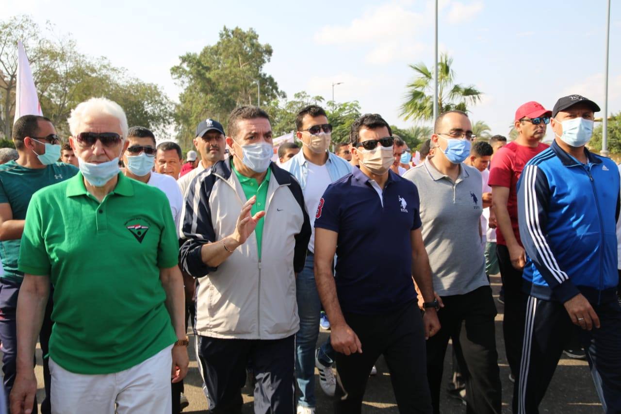 بالصور.. وزير الشباب والرياضة يشارك بمهرجان للمشي بالاسماعيليه