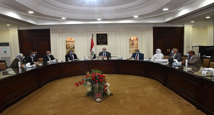 بالصور.. وزير الإسكان يتابع إعداد الاشتراطات التخطيطية والبنائية لضبط العمران بمدن (القاهرة – الجيزة – الإسكندرية)