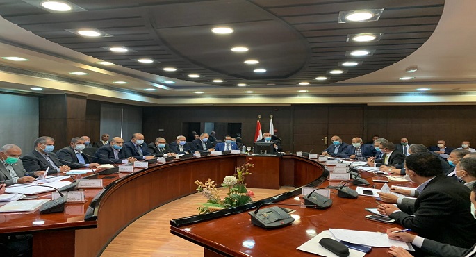 بالصور.. وزير النقل يترأس اجتماع اللجنة الخاصة بنقل المرافق المتعارضة مع أعمال تطوير الطريق الدائرى حول القاهرة الكبرى