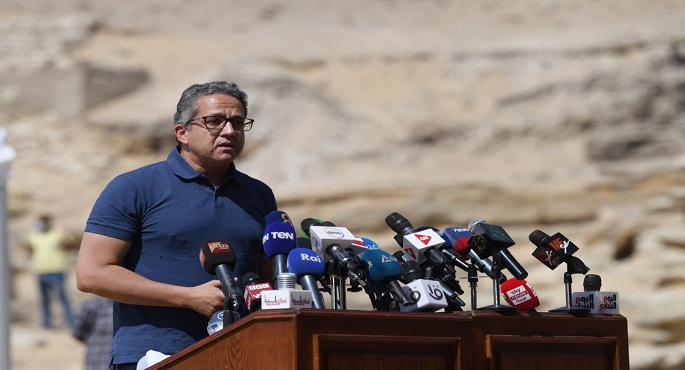 بالفيديو و الصور .. وزير السياحة والآثار يعلن الكشف عن 59 تابوتاً مغلقاً للكهنة وكبار الموظفين من الأسرة الـ26