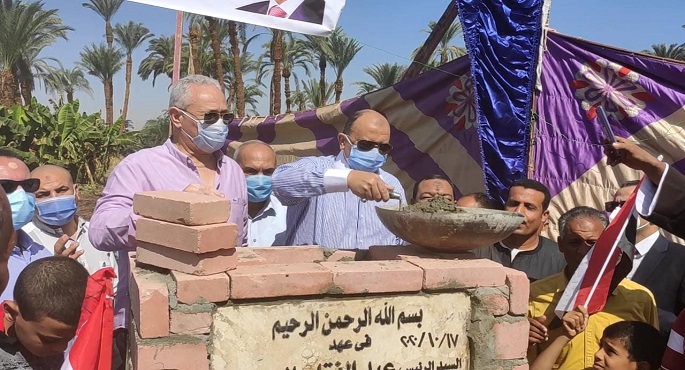 بالصور .. وزير التنمية المحلية ومحافظ الأقصر يضعان حجر الأساس لمشروع الصرف الصحي بقرية “القبلي قامولا “