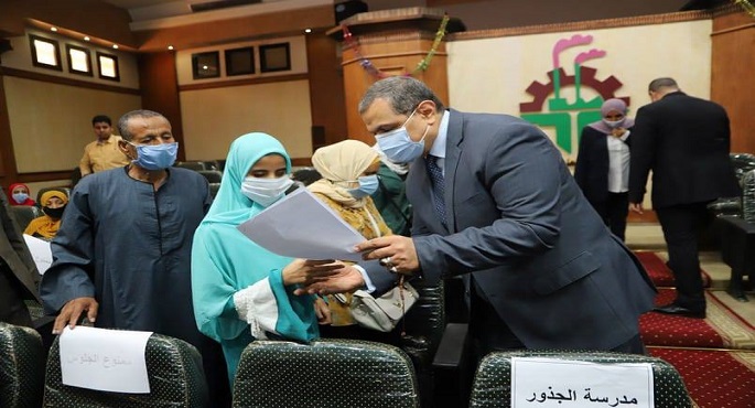 بالصور .. وزير القوى العاملة يسلم 58 عقود عمل لذوي القدرات الخاصة