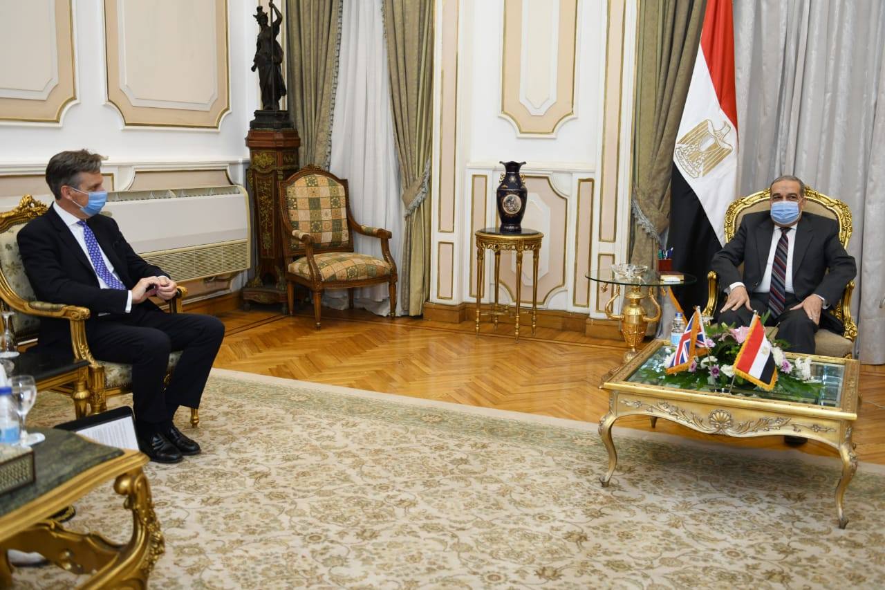 وزير الإنتاج الحربي يبحث مع السفير البريطاني سبل تعزيز التعاون المشترك