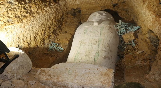 بالصور.. الكشف عن تمائم وجعارين داخل تابوت كبير كهنة جحوتي بمنطقة آثار الغريفة بتونا الجبل بالمنيا