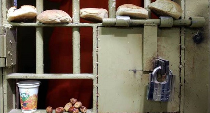 إضراب 60 أسيرا فلسطينيا في سجون الاحتلال