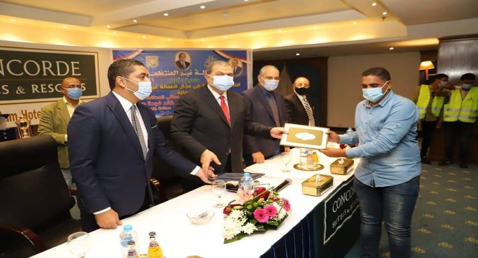 بالصور .. وزير القوى العاملة  يسلم 250 شهادة أمان للعمالة غير المنتظمة بجنوب سيناء