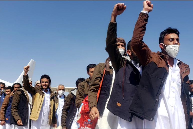 الخليج :نجاح الخطوة الأولى لتبادل الأسرى في اليمن سيشكل حل لأزمته